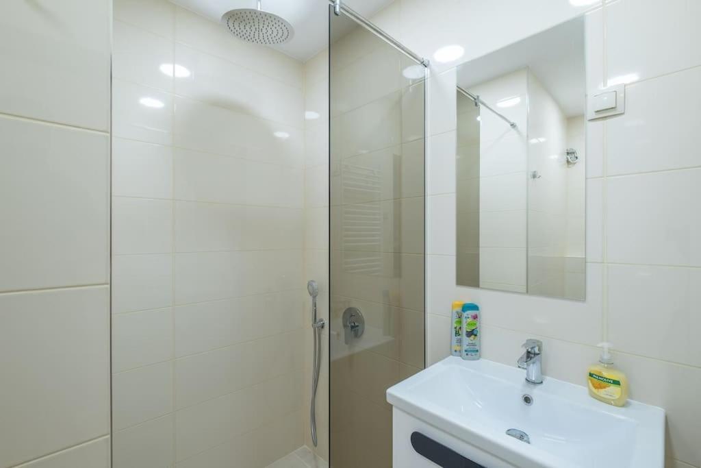 Top Location, Brand New 3 Bdrm Apt & Free Parking Sofia Exterior photo